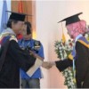 Rektor Uniku saat memberikan Izasah tanda kelulusan Uniku.